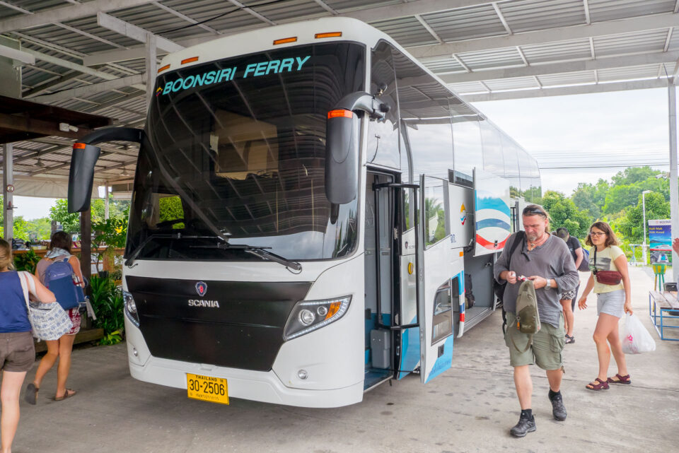 Внешний вид автобуса Бунсири отправляющегося из Бангкока