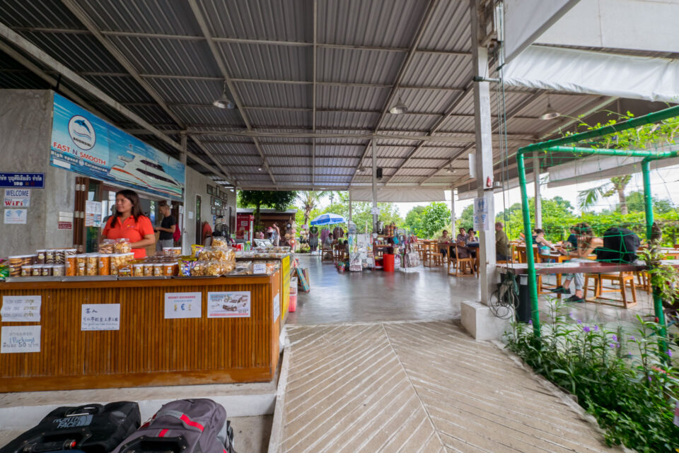 Кафешка компании Бунсири для ожидания катамарана