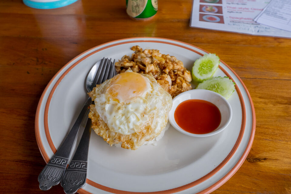 Рис с курицей и яичницей за 60 бат