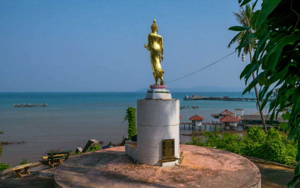 Золотая статуя на острове Мак