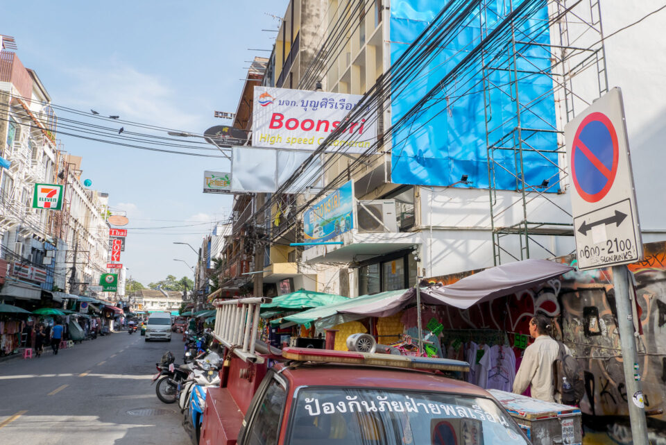 Место отправления автобусов Бунсири на улице Танон Тани
