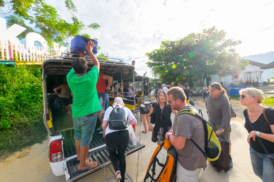 Посадка на джипы по приезду на остров Ко Куд