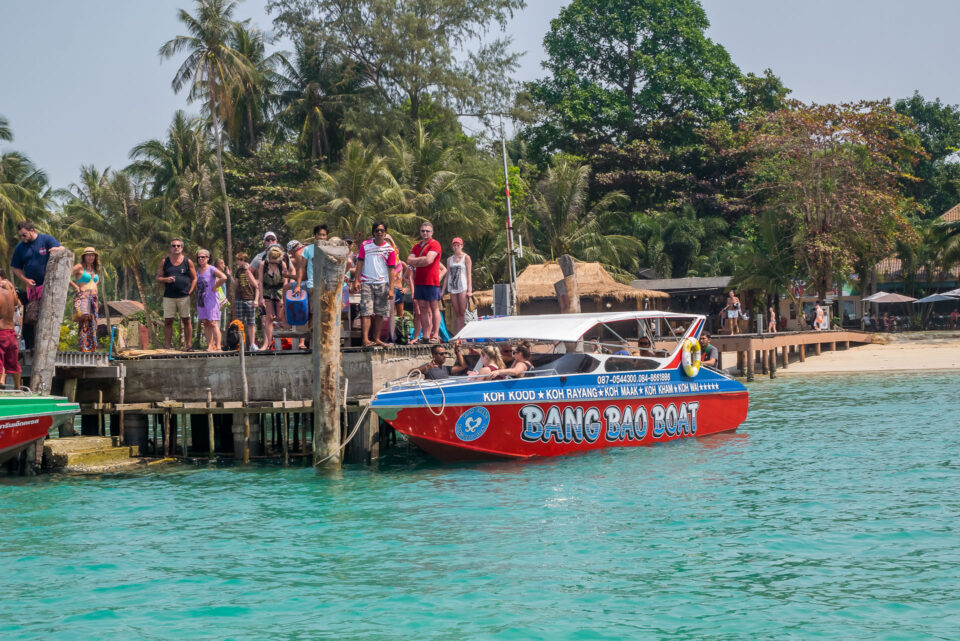 Скоростная лодка у пирса Ко-Мак