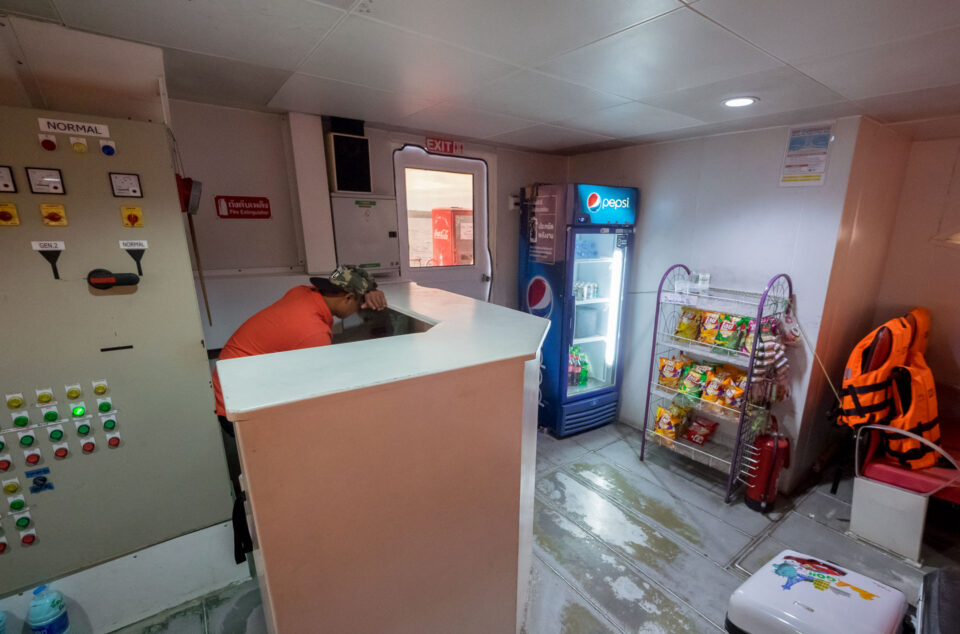 Продажа напитков на катамаране Бунсири