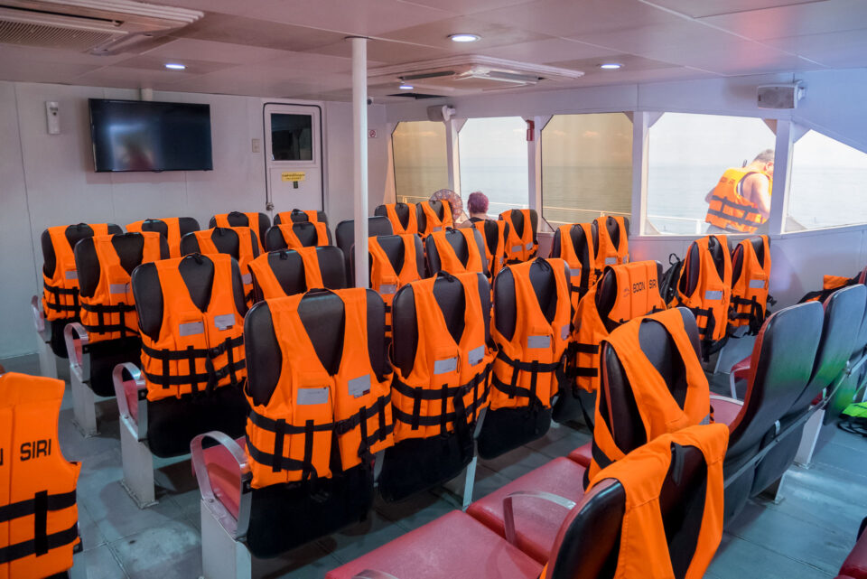 Внутри катамарана Бунсири