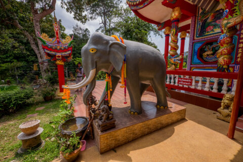 Большая скульптура слона