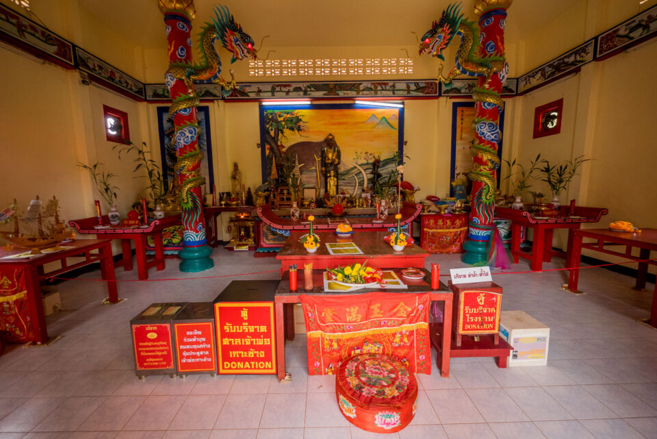 Внутри храма Чао Пор