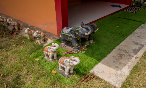 Фигуры слонов в храме Chao Por