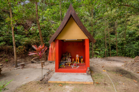 Домик для духов в храме Chao Por