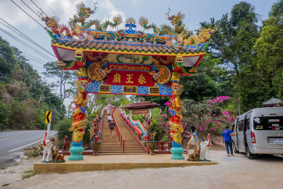 Центральный вход в храм Chao Por